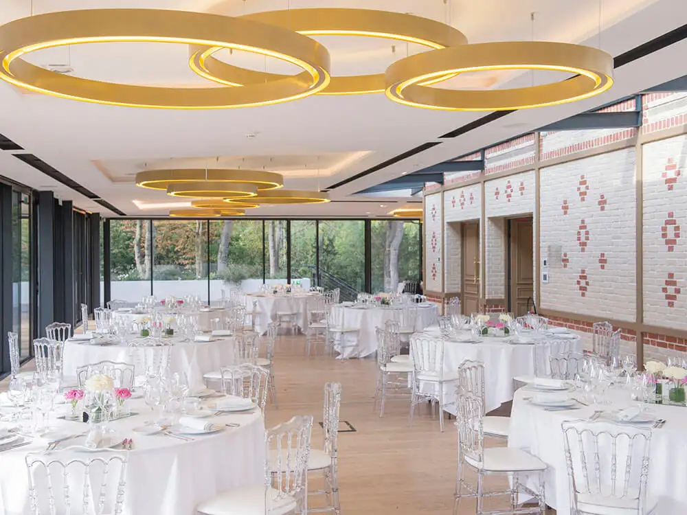 Belle salle pour un repas/réception thème blanc lumineux